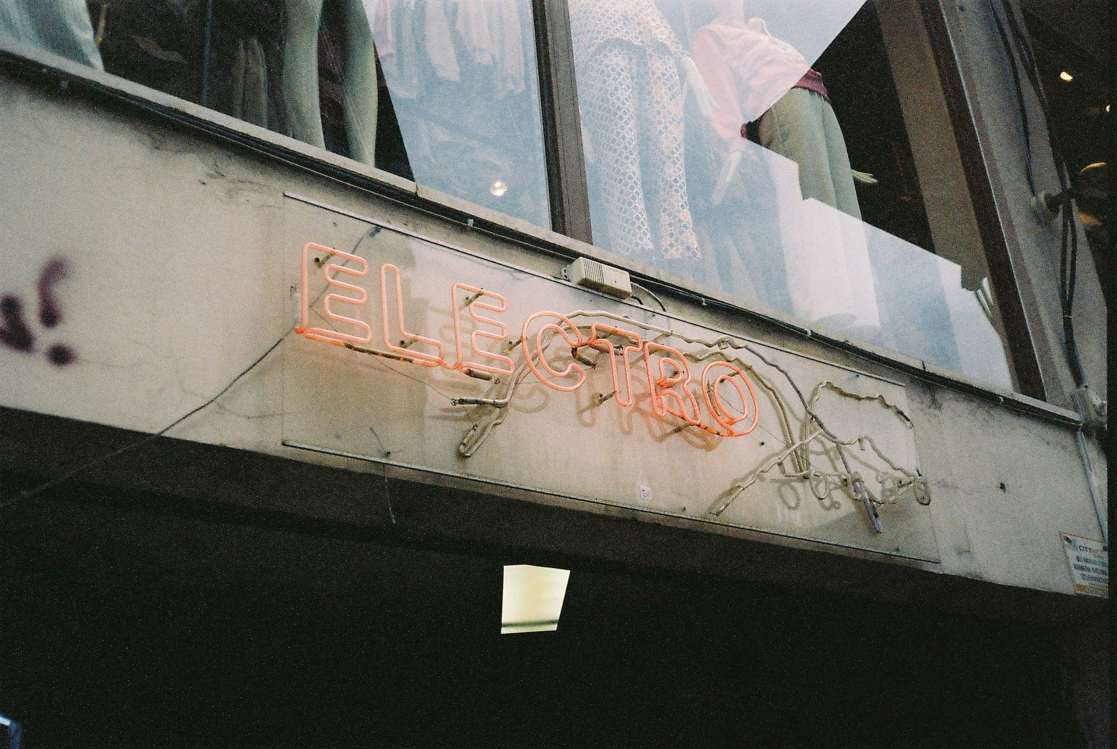 un letrero en un edificio