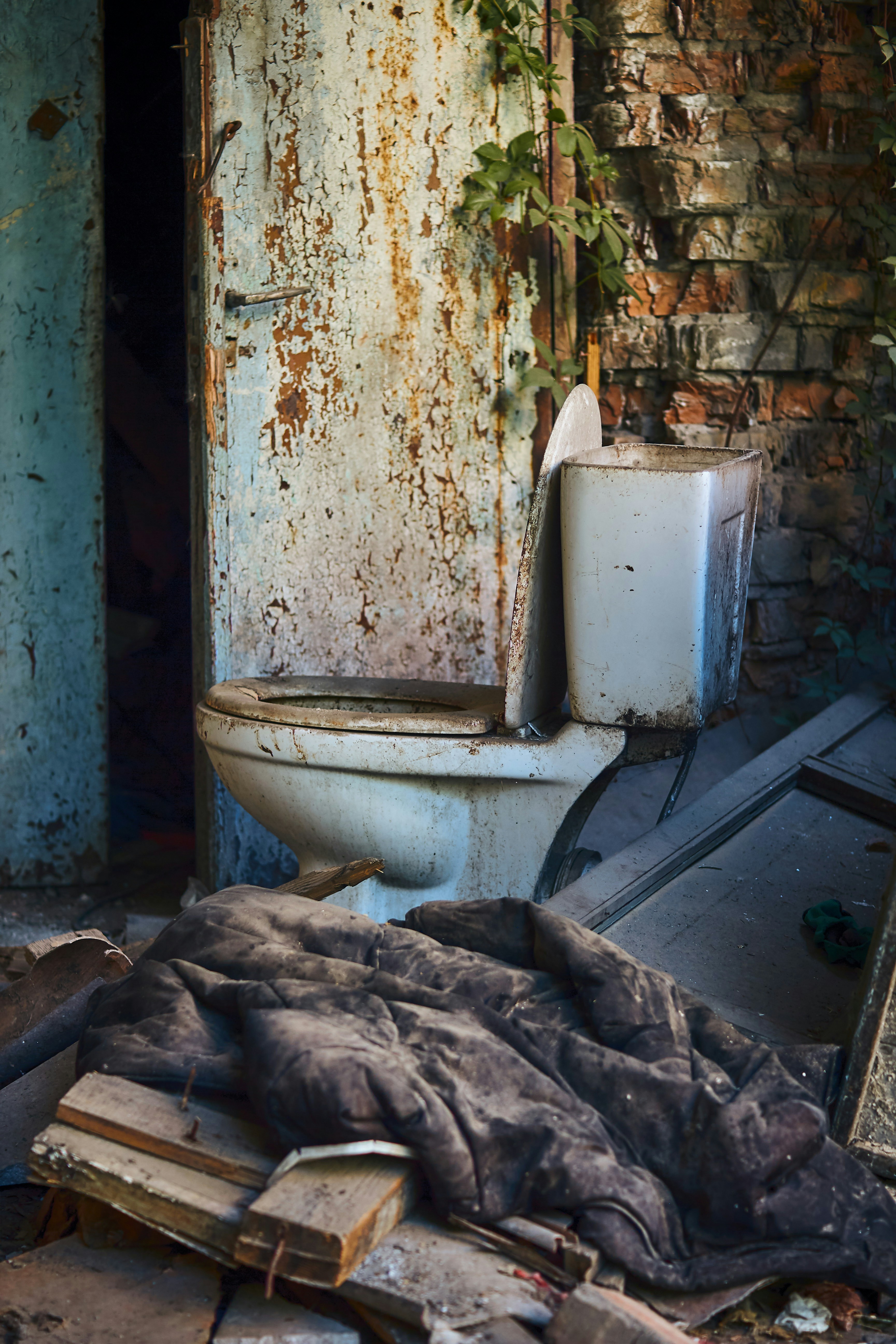 Foto Un inodoro roto en un baño en ruinas – Imagen Gris gratis en Unsplash