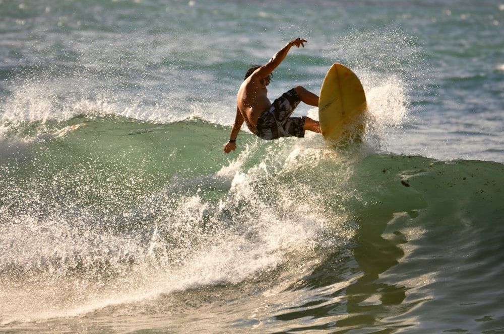 Un hombre surfeando en una ola