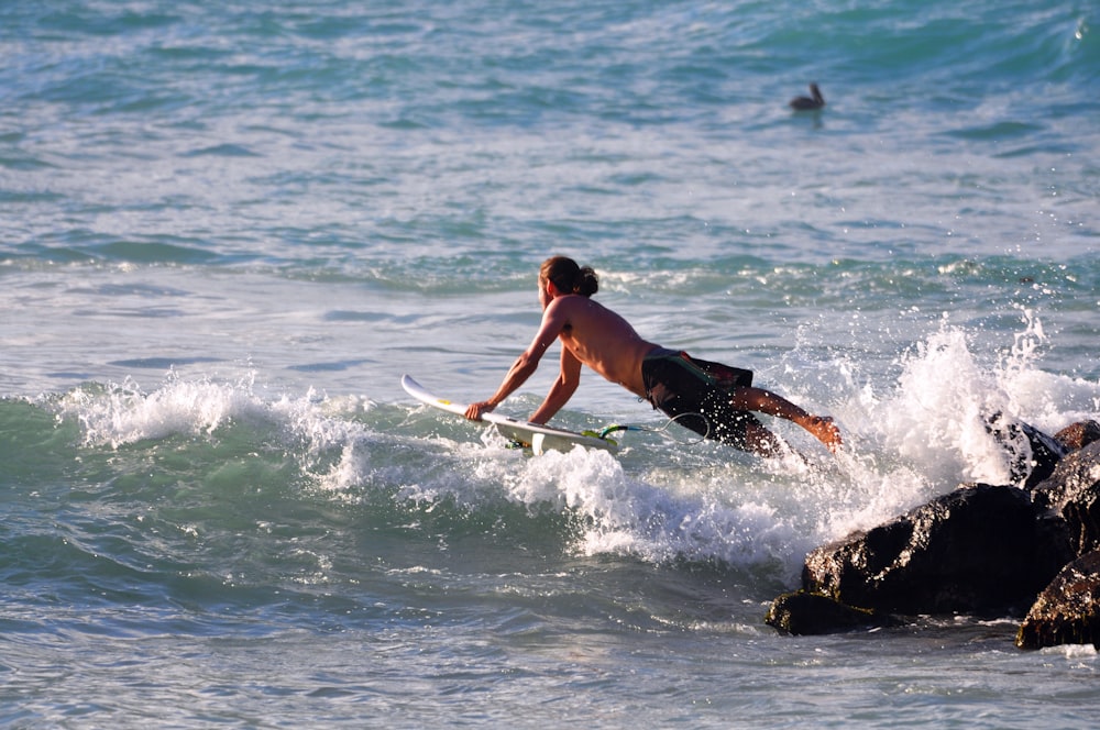 una persona surfeando sobre las olas