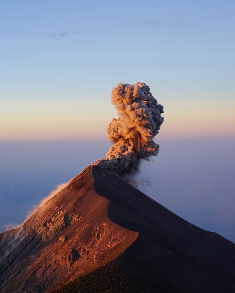 Un volcán en erupción de lava