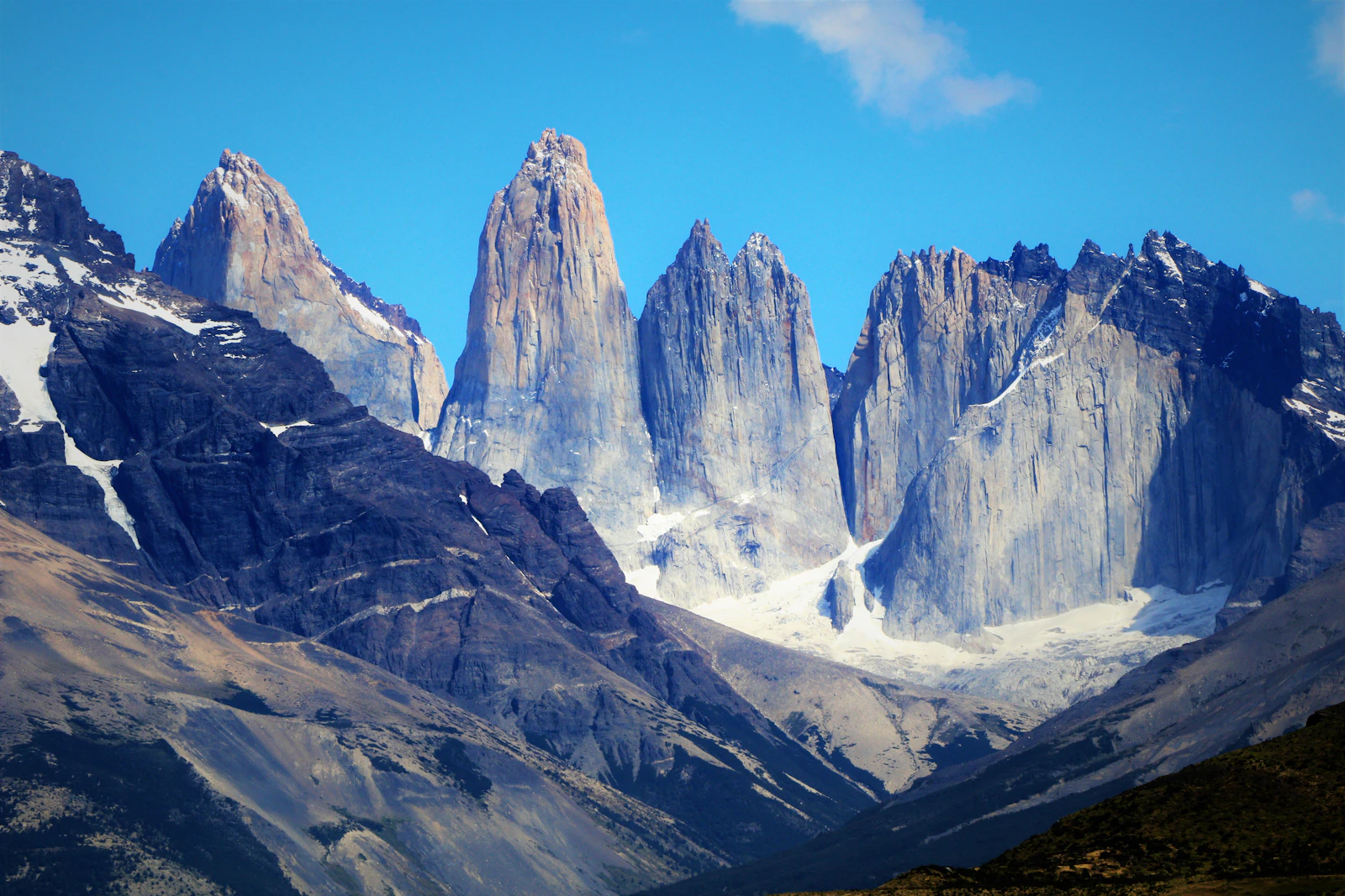 Agujas de granito de Torres del Paine con nieve bajo un cielo azul intenso