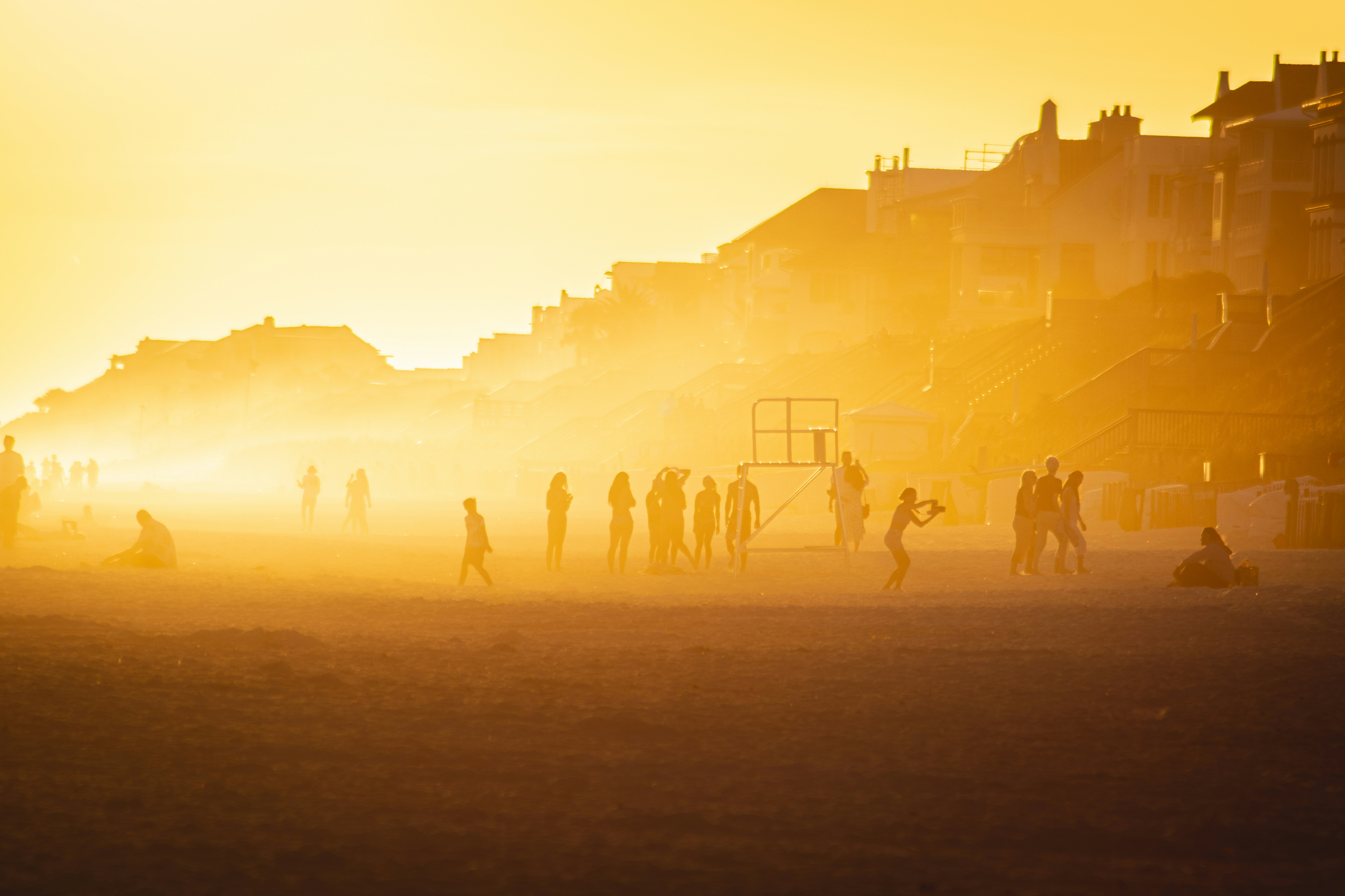 ビーチに立っている人々のグループ