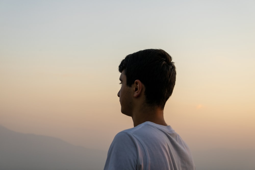 Un homme regardant sur le côté