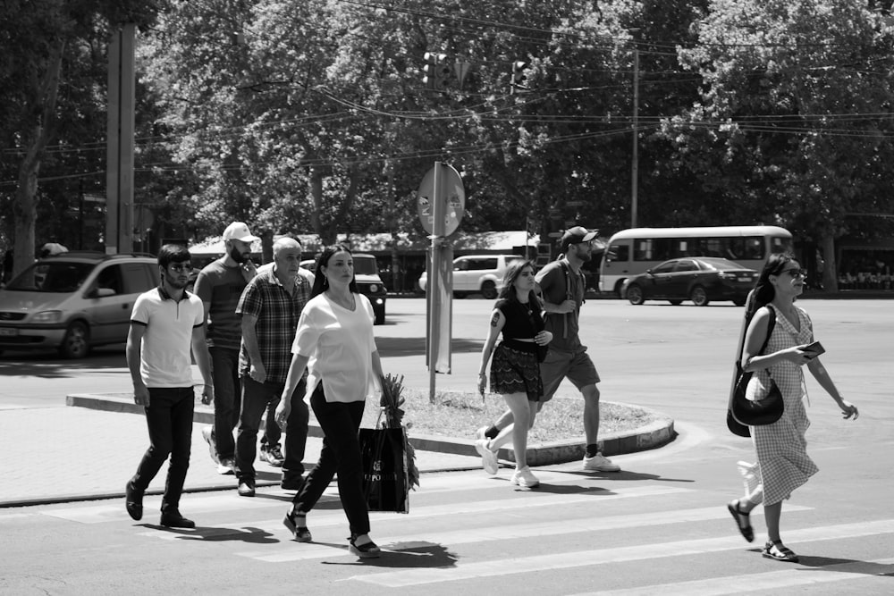 通りを横断する人々