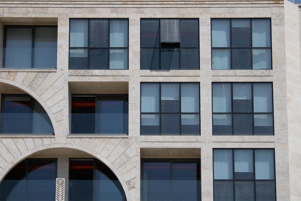 Un edificio con ventanas