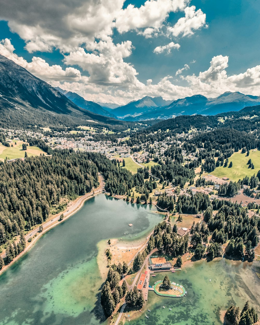 Un fiume che attraversa una valle