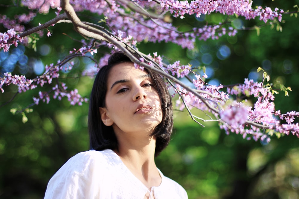 Une femme avec une couronne de fleurs