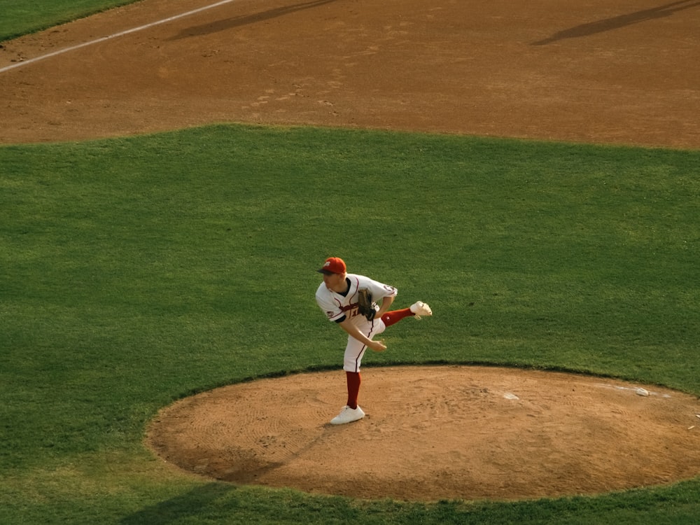 un joueur de baseball lançant une balle