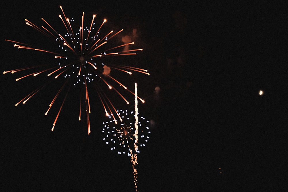 Feux d’artifice dans le ciel nocturne