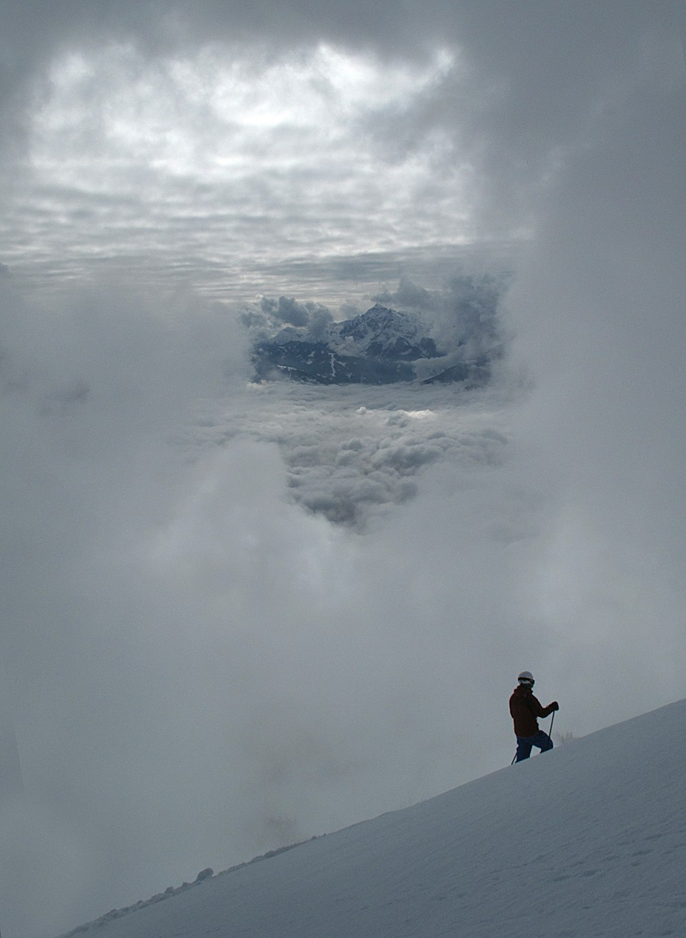 Eine Person, die auf einem verschneiten Hügel steht
