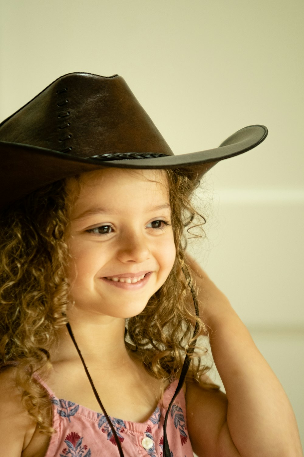 uma menina que usa um chapéu