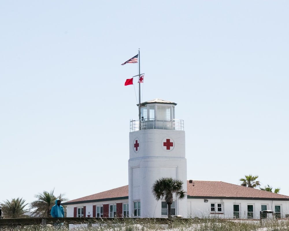un phare avec un drapeau sur le dessus