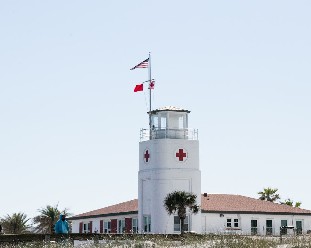 Un faro con una bandiera in cima