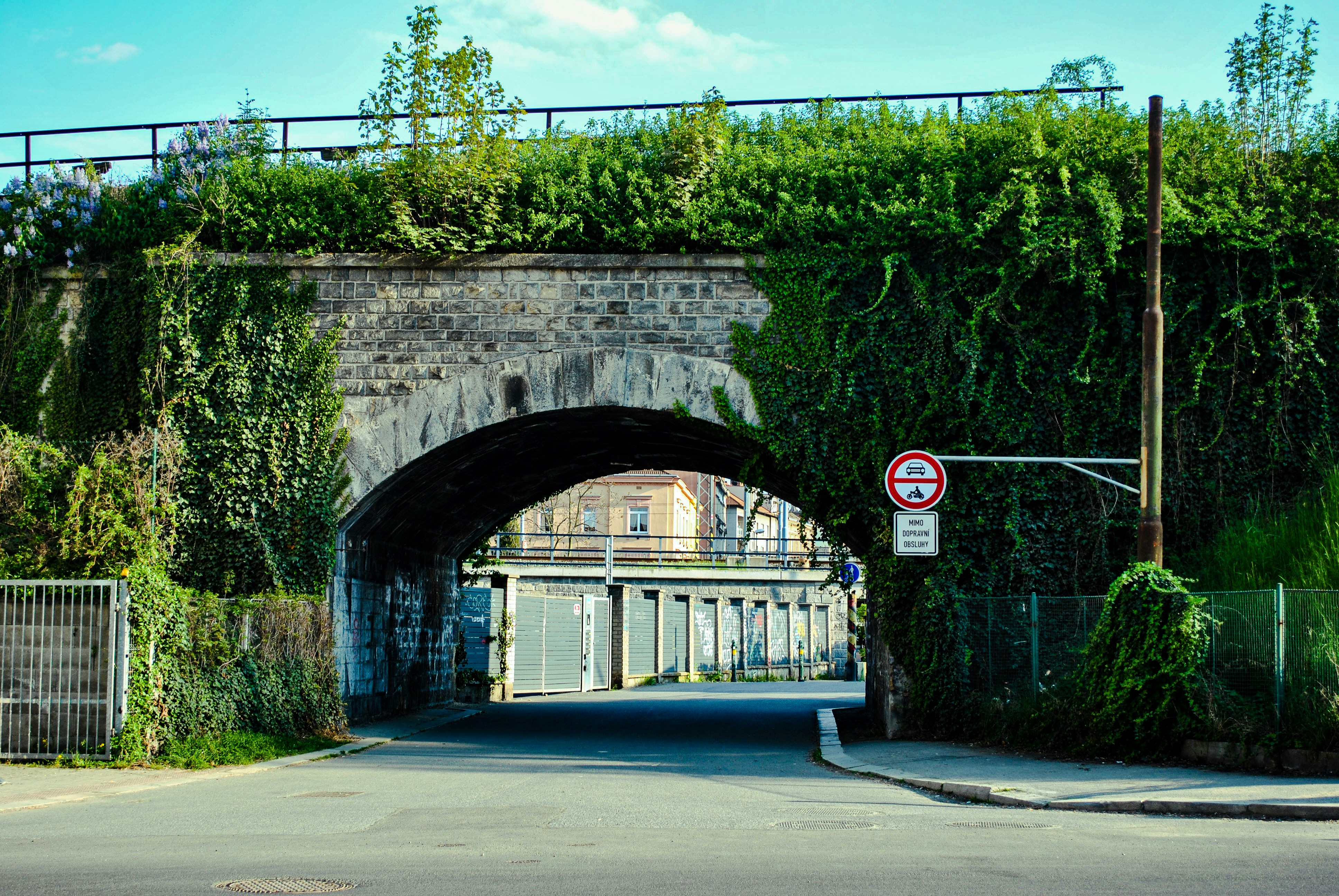 eine Straße mit einer Brücke darüber