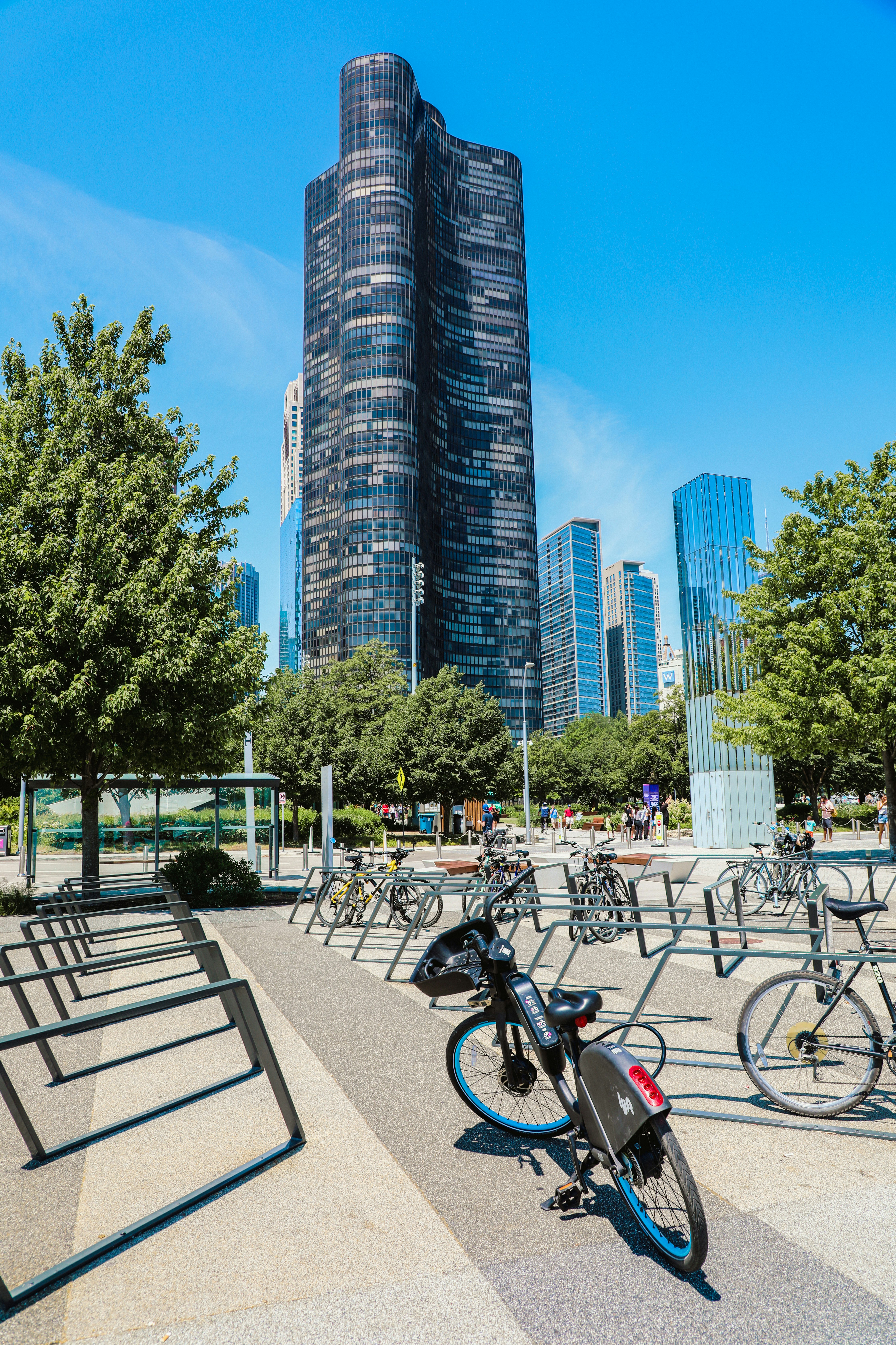Un gruppo di biciclette parcheggiate davanti a un edificio alto