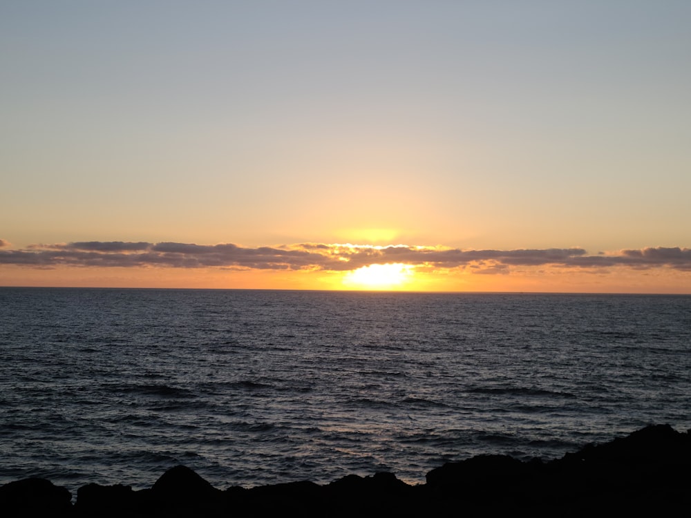 un tramonto sull'oceano con Sunset Beach sullo sfondo