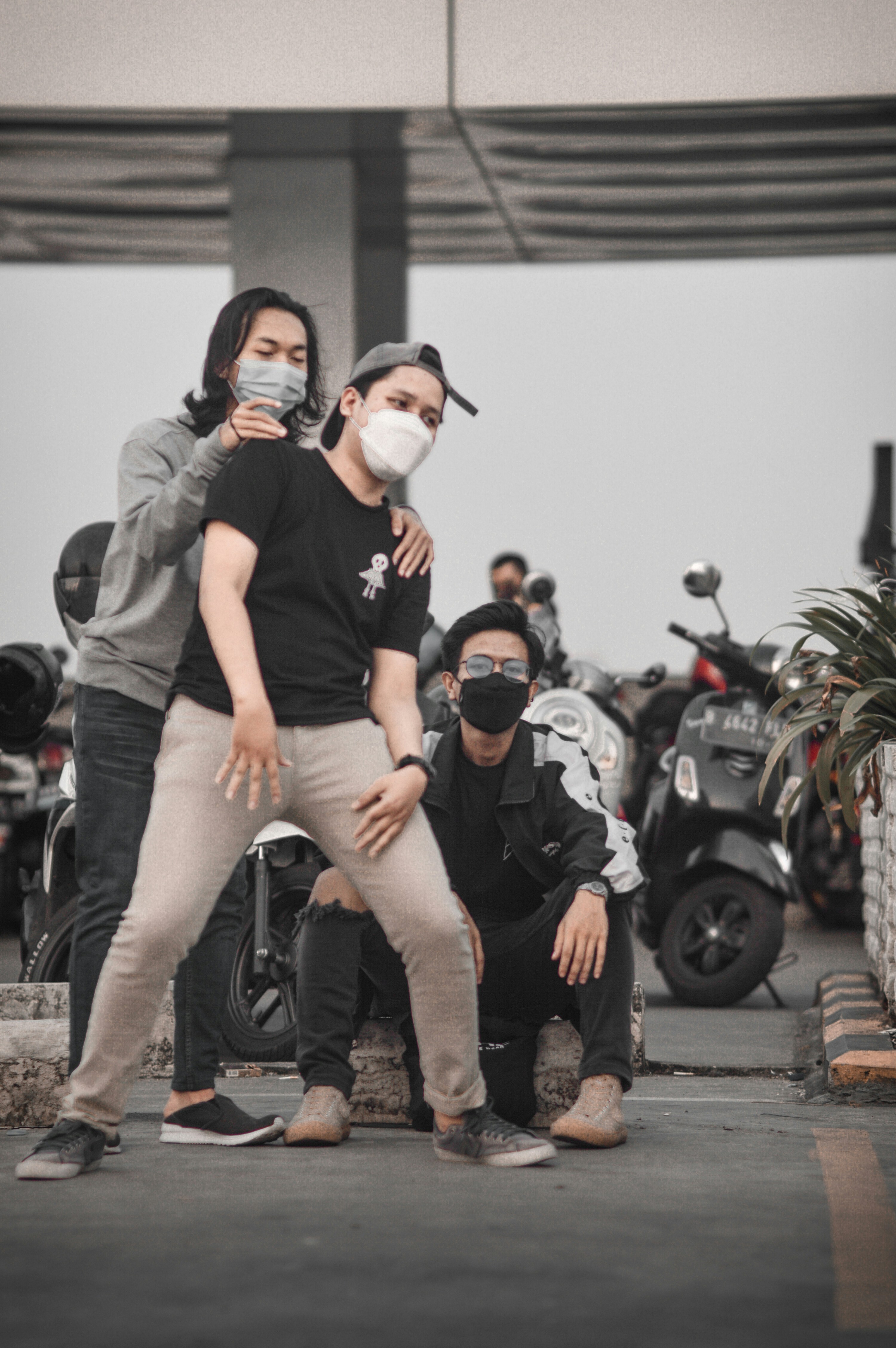 sekelompok orang yang mengenakan masker