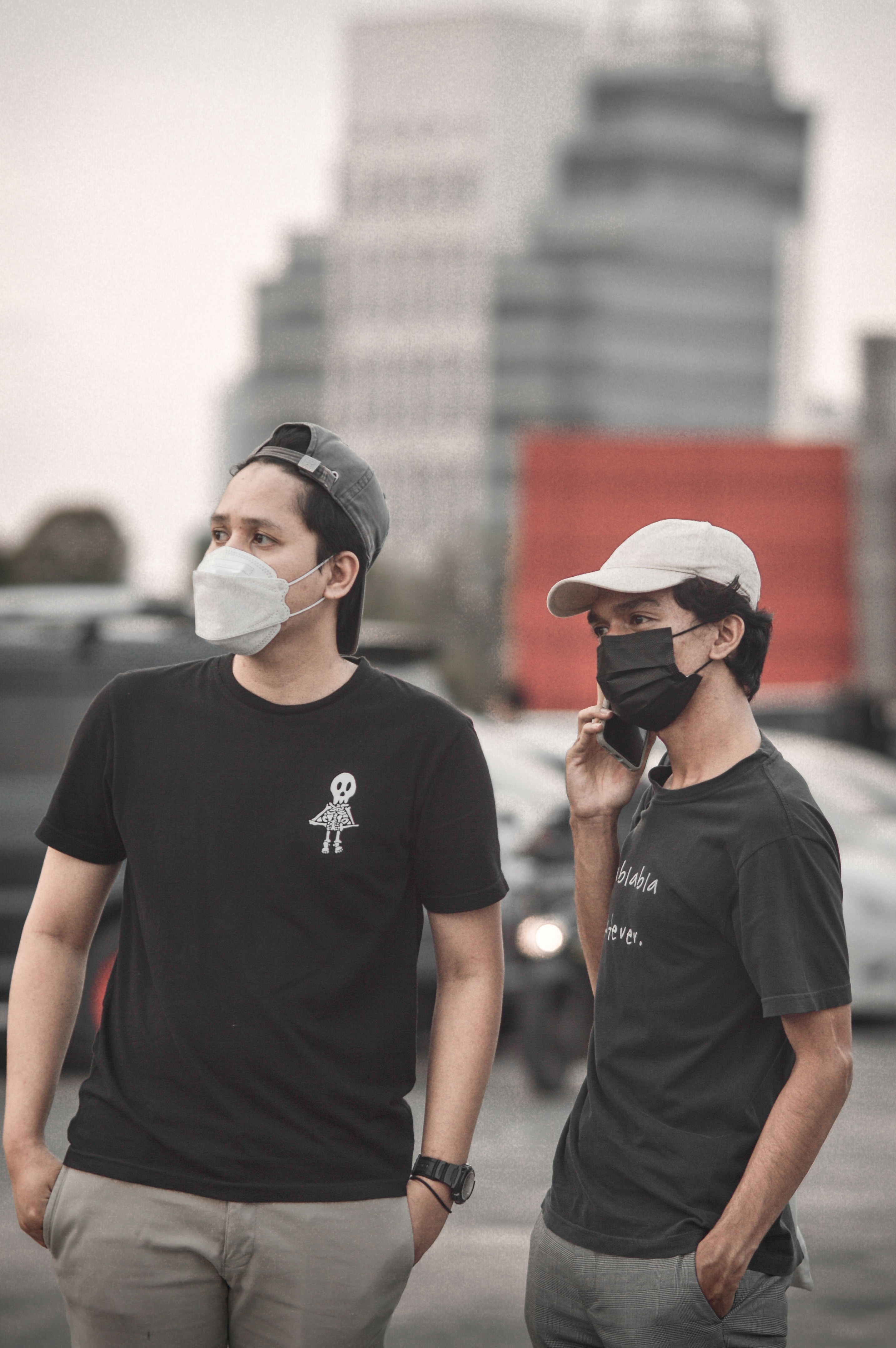 Beberapa pria mengenakan masker