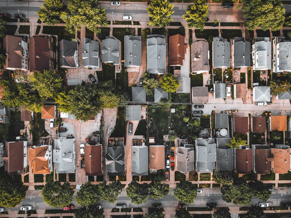 Un edificio con muchas lápidas