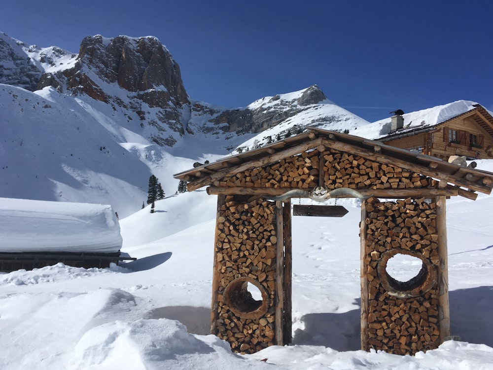 a small wooden building in the snow