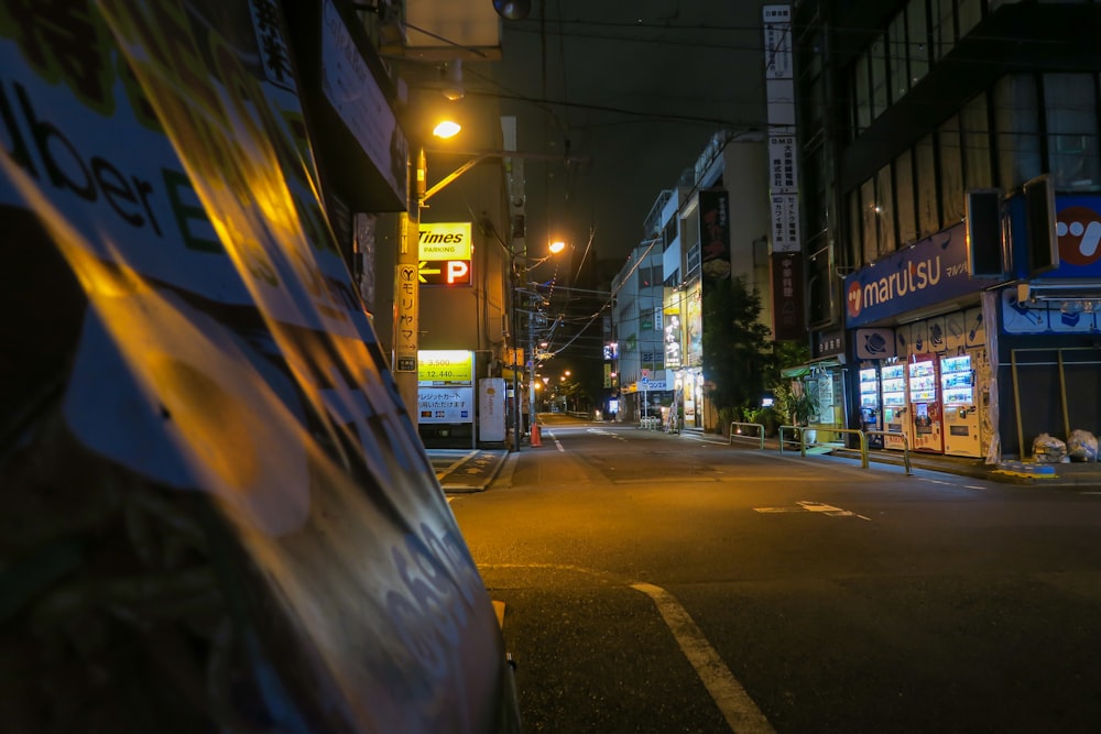 uma rua com edifícios de ambos os lados