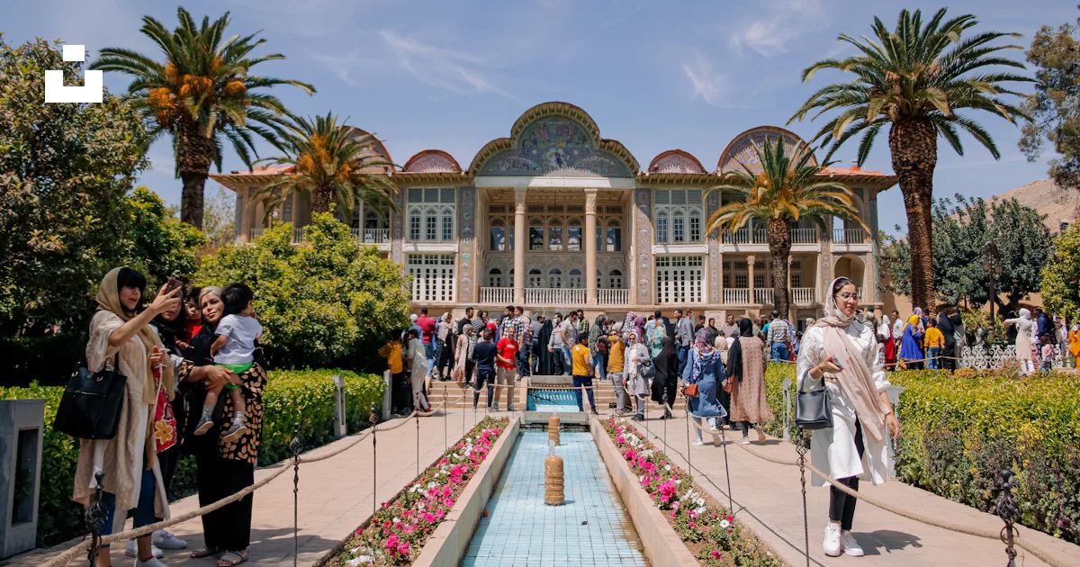 Foto zum Thema Eine Gruppe von Menschen, die auf einem Gehweg vor dem ...