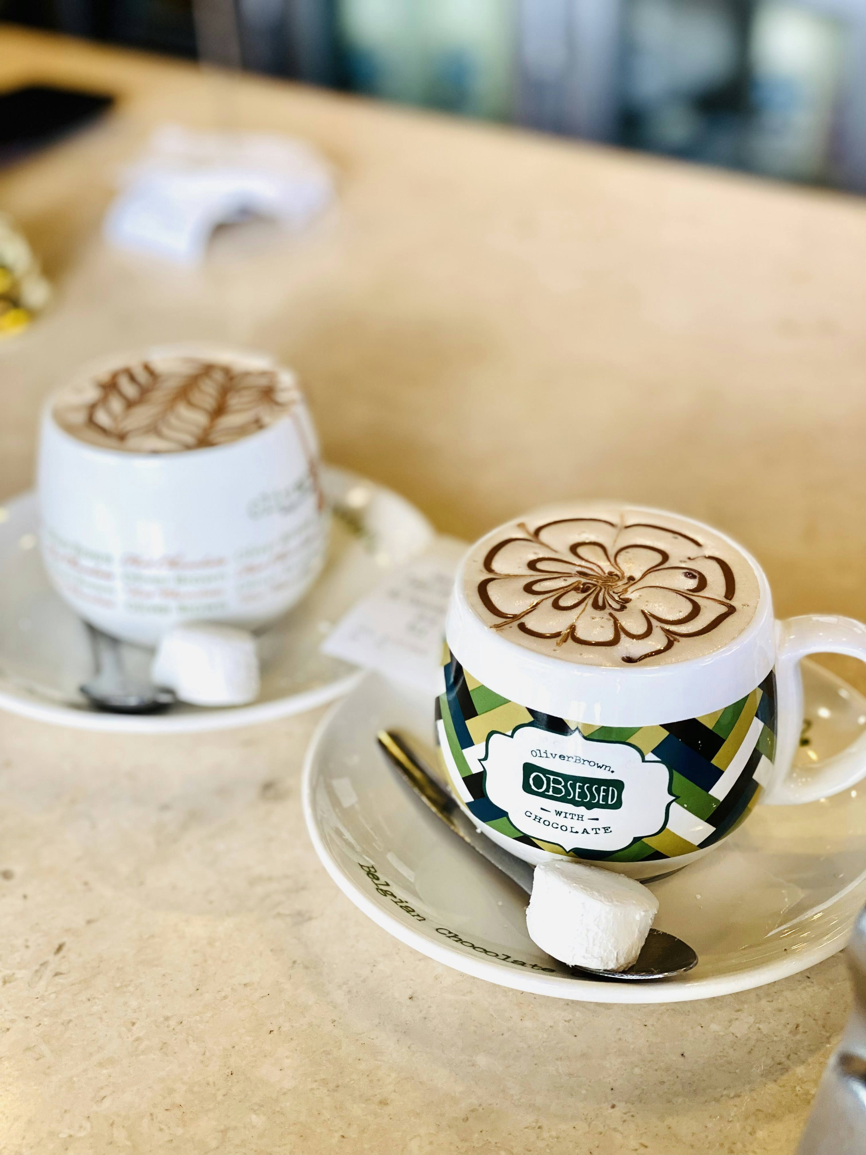 quelques tasses à café avec du café dedans