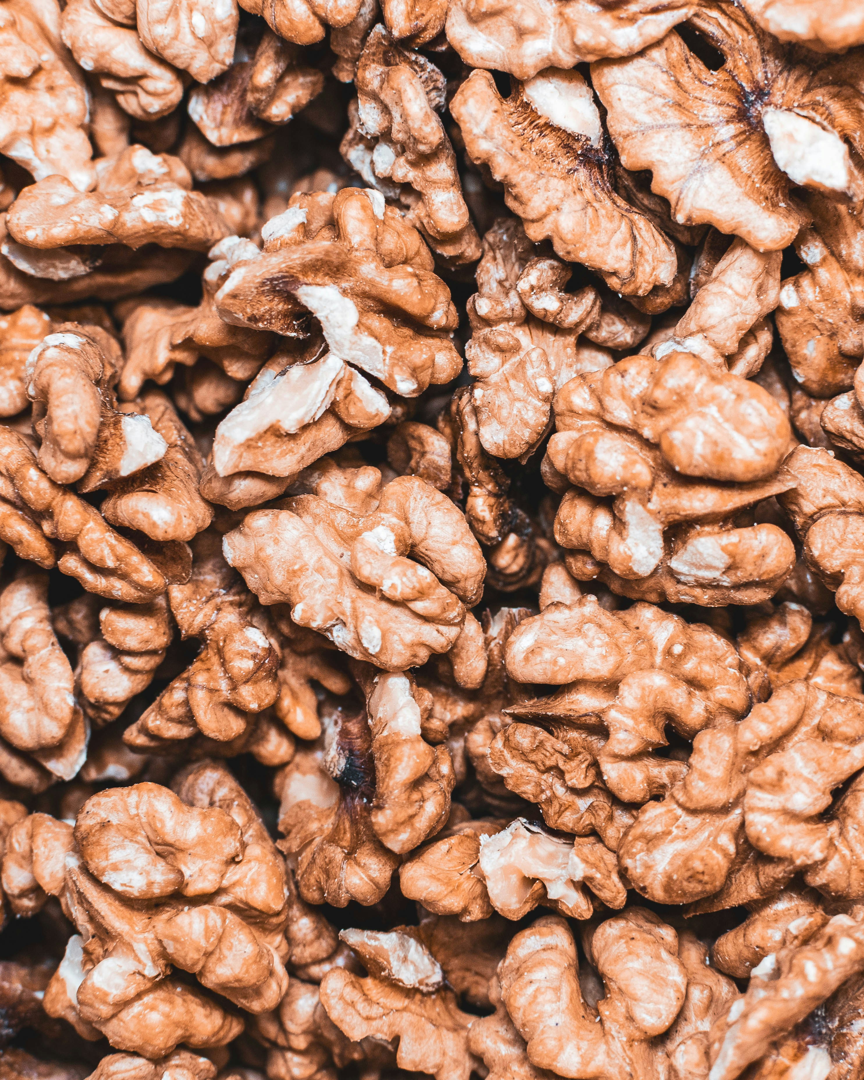 Un montón de nueces marrones y blancas