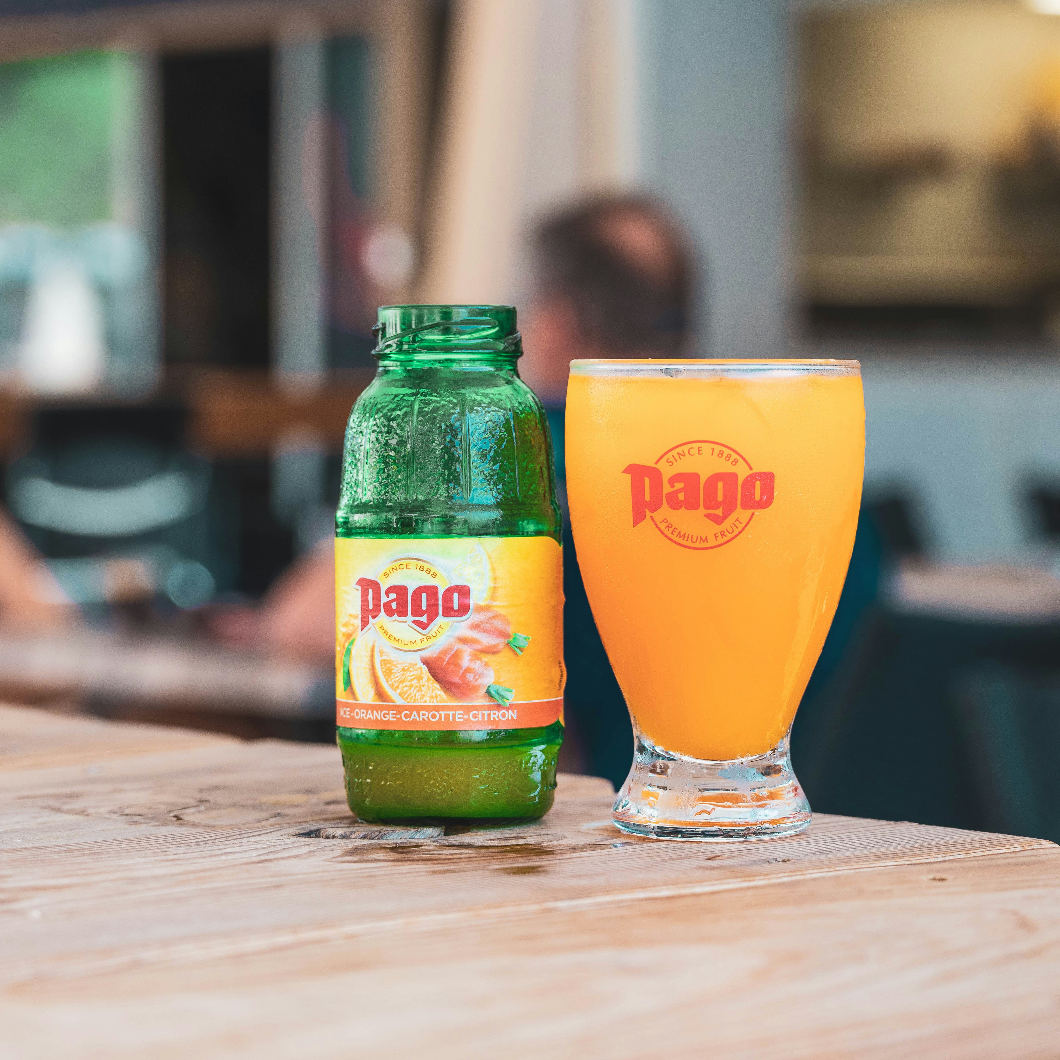 una botella y un vaso de cerveza