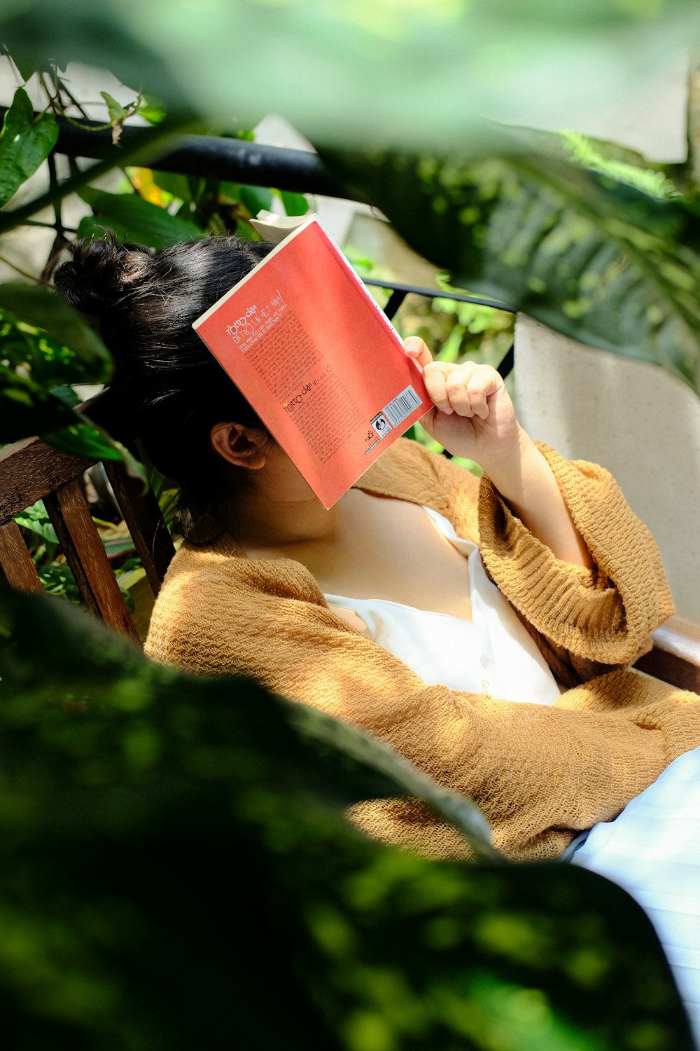 una persona leyendo un libro