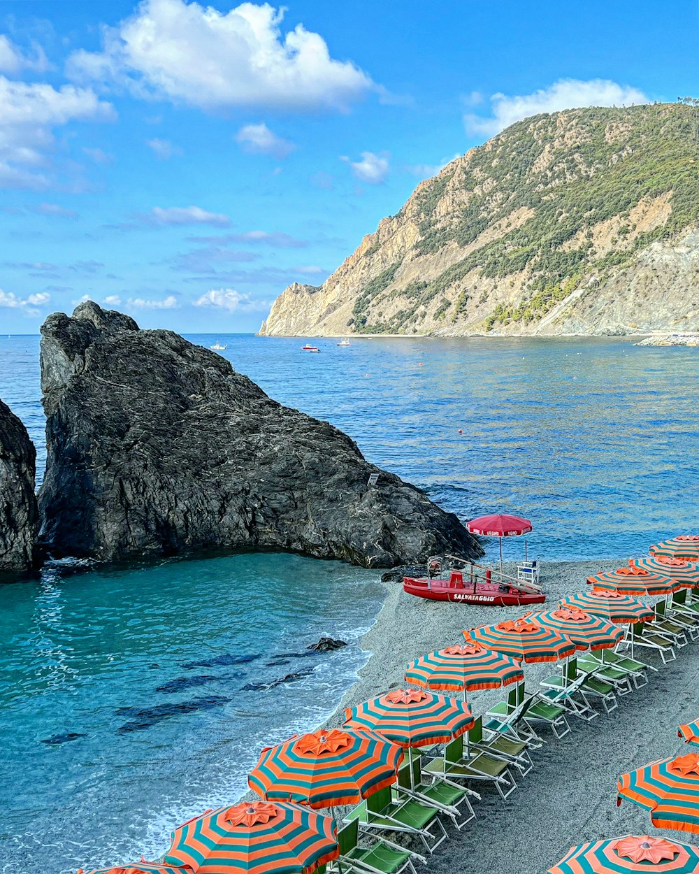 une plage avec chaises et parasols