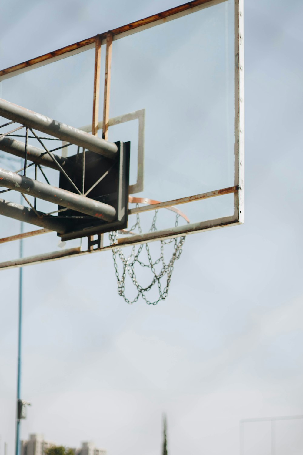 um aro de basquete com uma rede