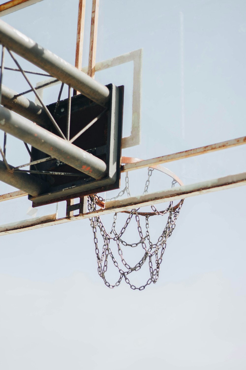 um aro de basquete com uma bola de basquete