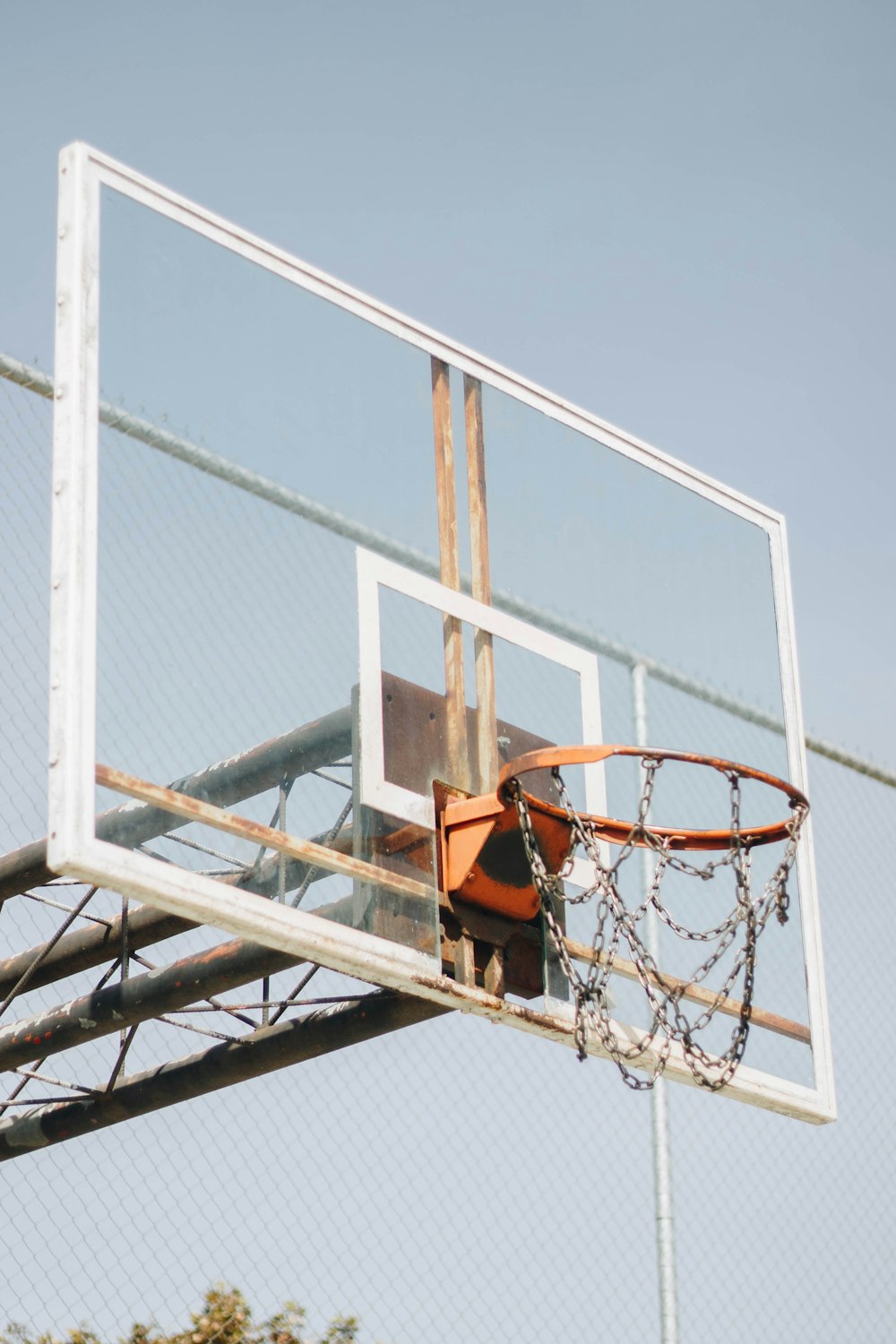 um aro de basquete com uma rede