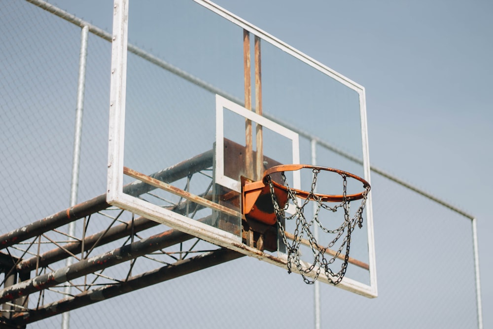 ein Basketballkorb mit einem Netz