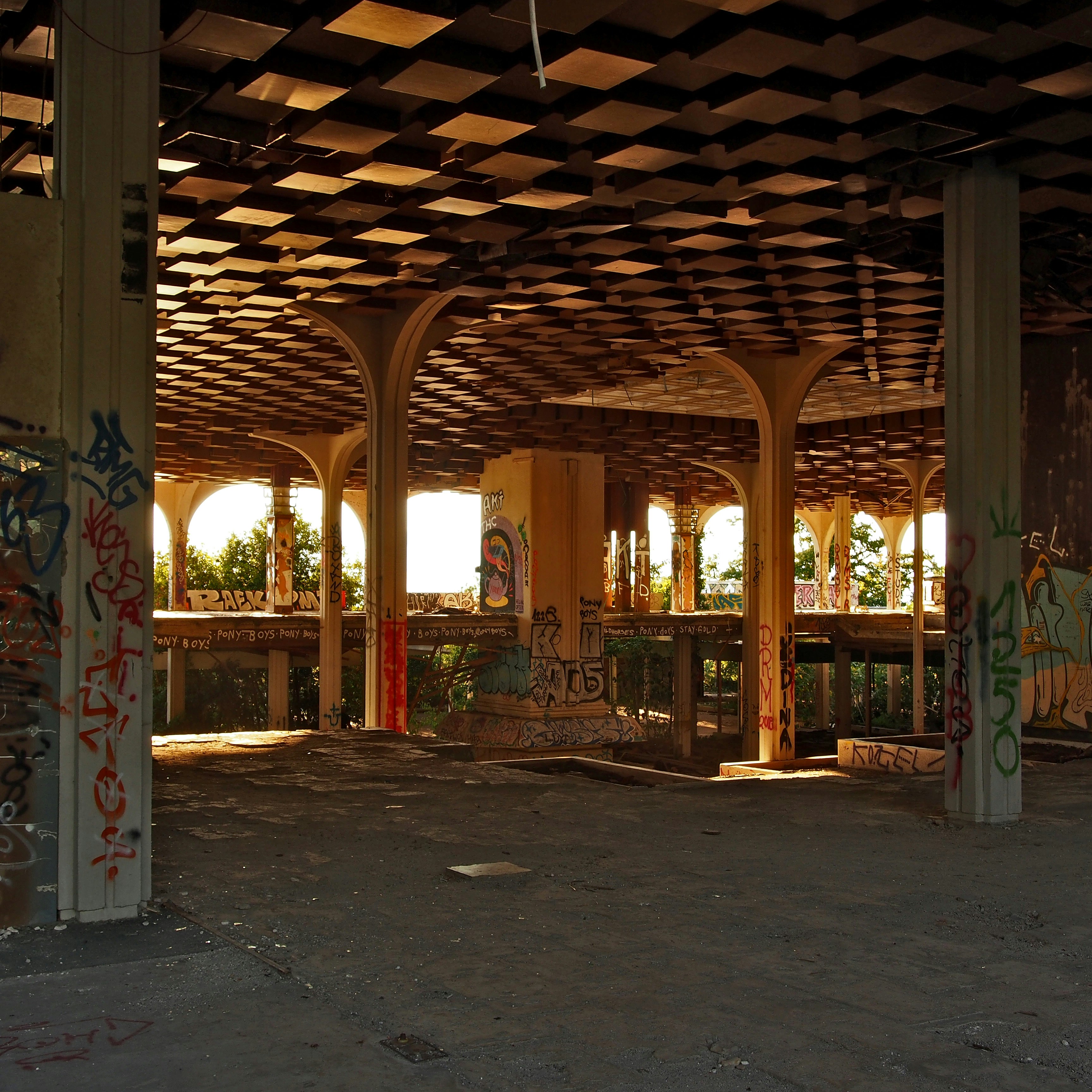 A building with pillars and a roof photo – Free Old hotel Image on Unsplash