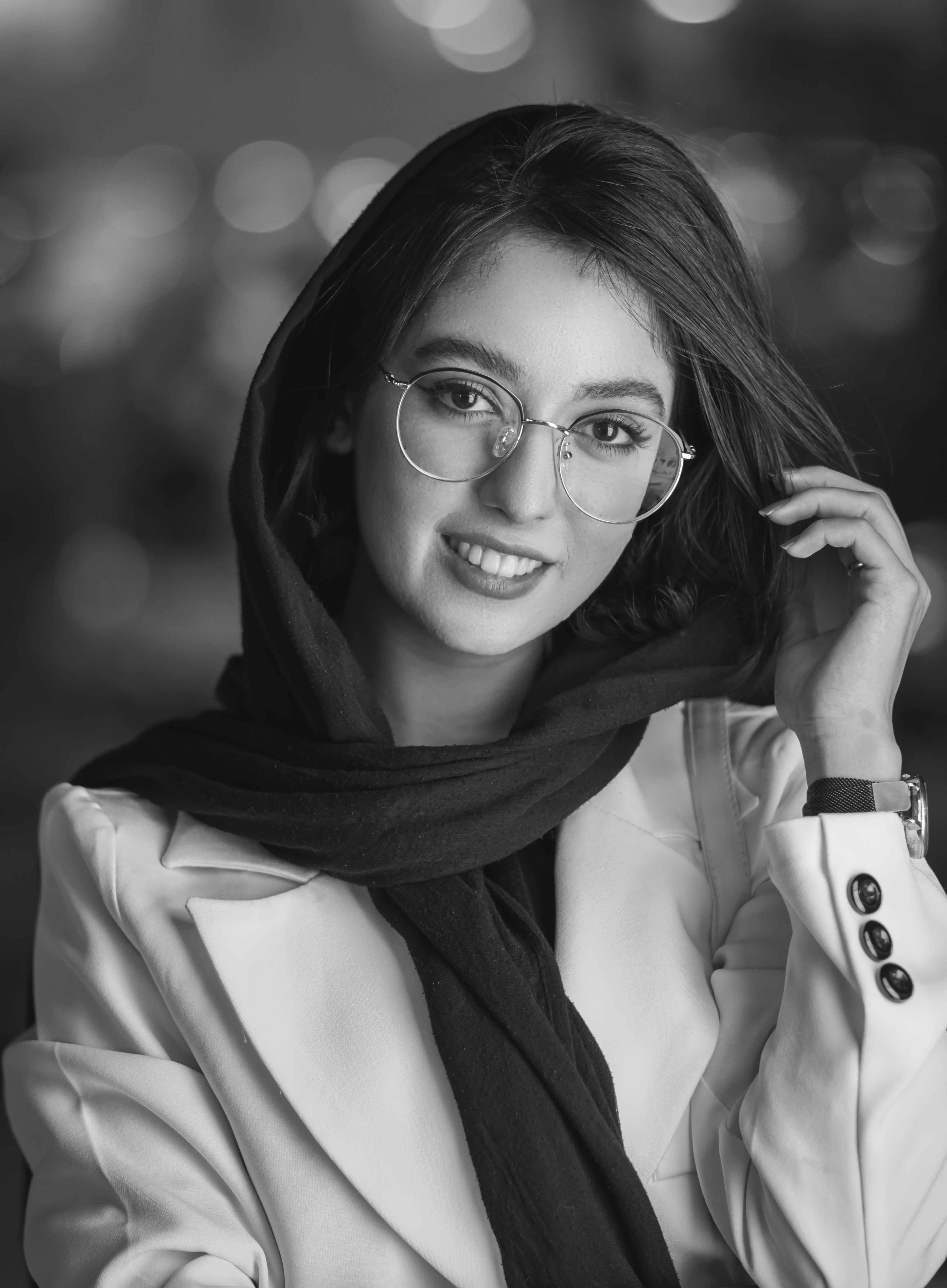 seorang wanita berkacamata