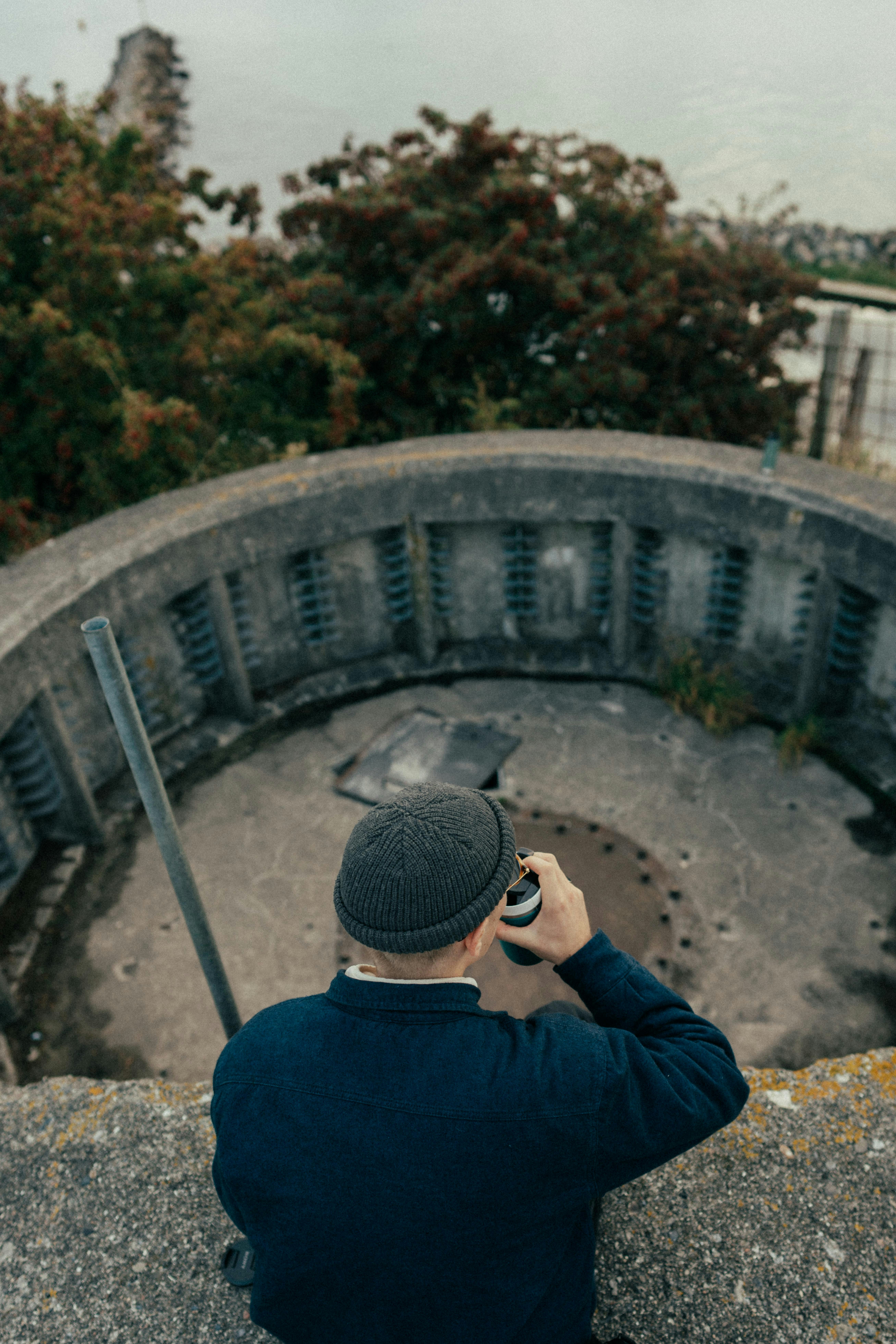 Un homme prenant une photo d’un pont