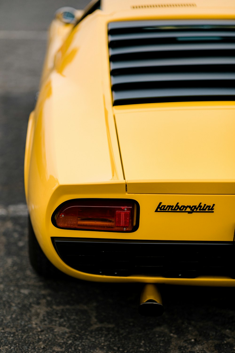 die Rückseite eines gelben Autos