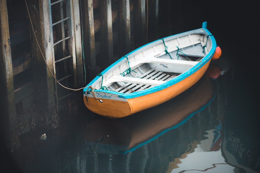 Ein Boot sitzt auf dem Wasser