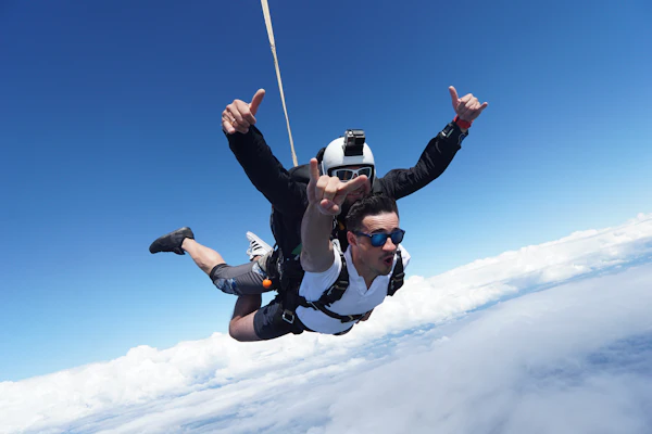 スカイダイビング: 飛行機から飛び降りて自由落下する様子