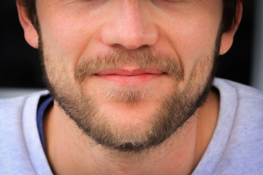 um homem com barba