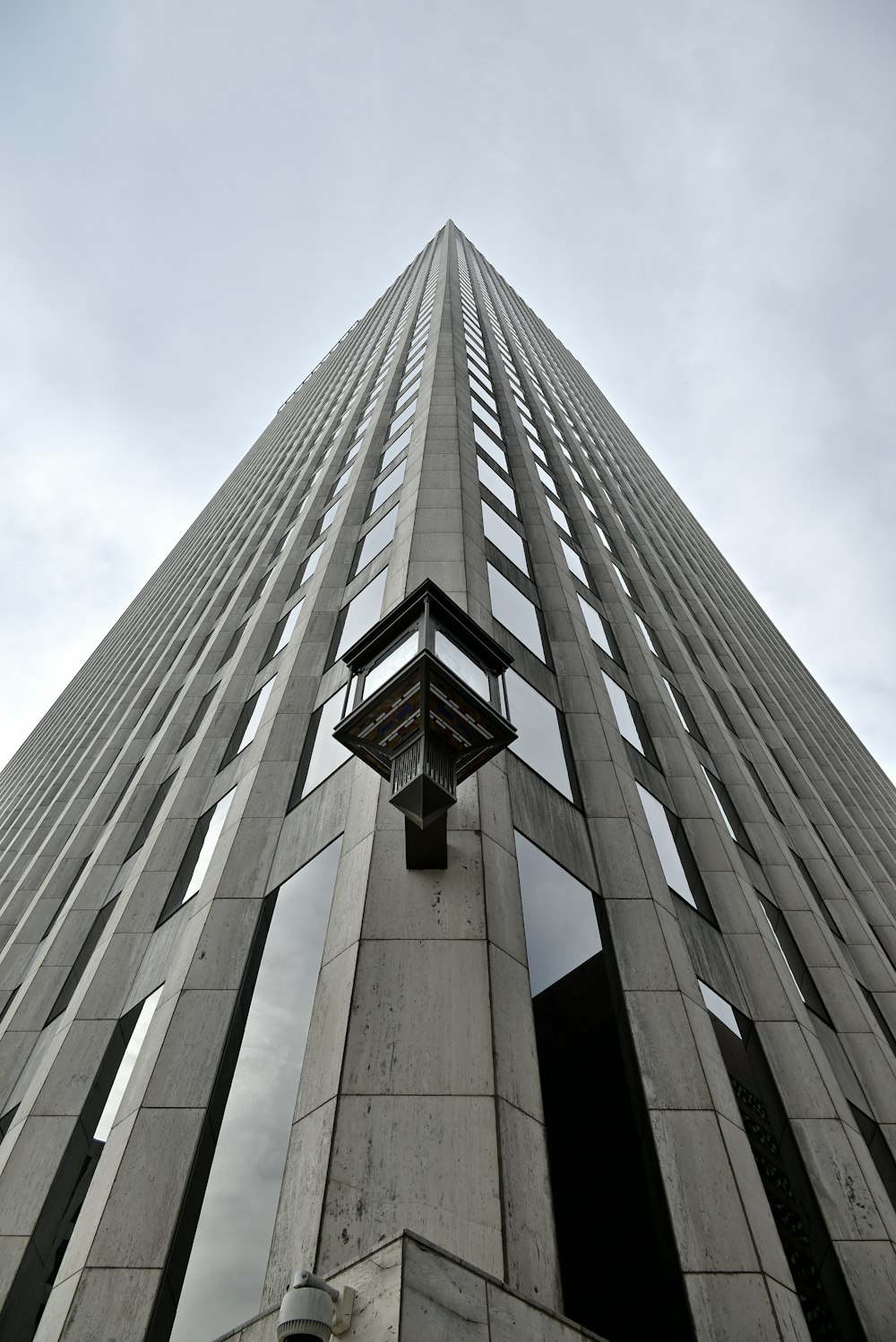 um edifício alto com um poste de luz