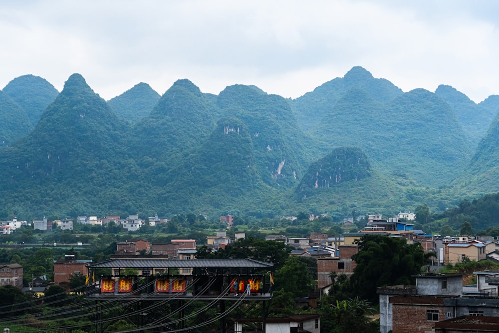 Une ville avec des montagnes en arrière-plan