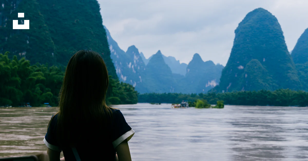 Una persona que mira hacia el río Li foto – Imagen de Yangshuo gratuita ...