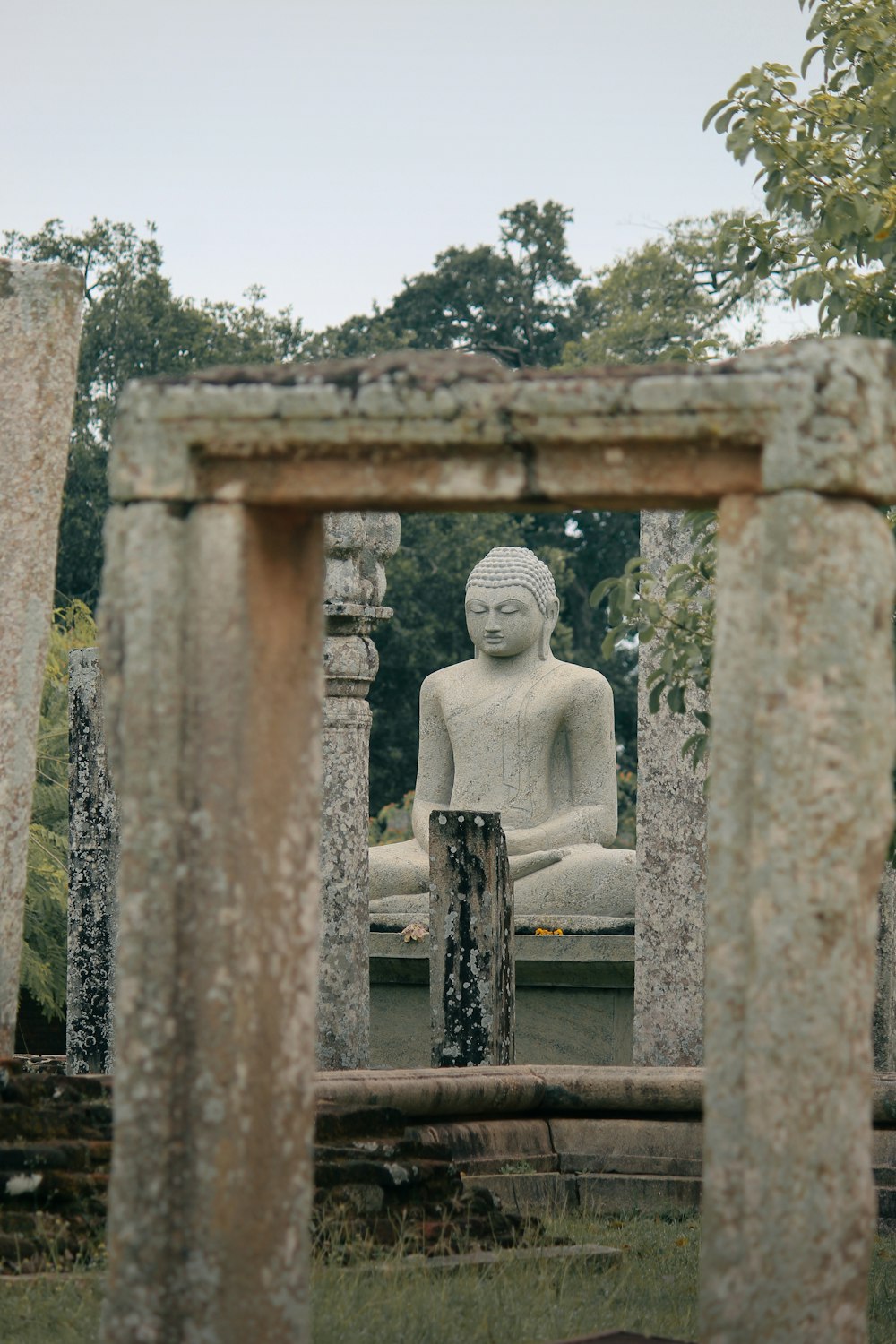 une statue d’une personne