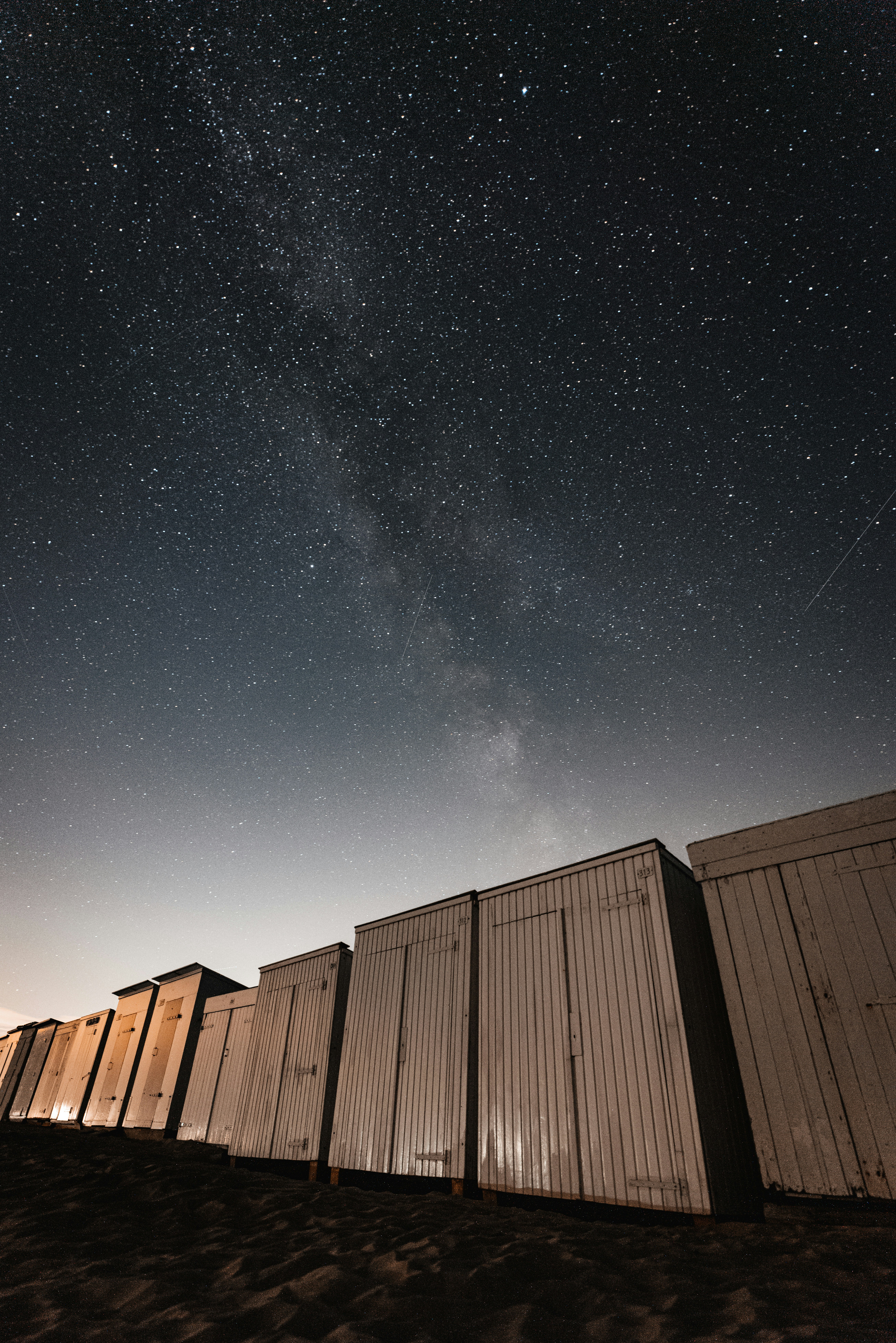 uma vista do céu olhando para cima à noite
