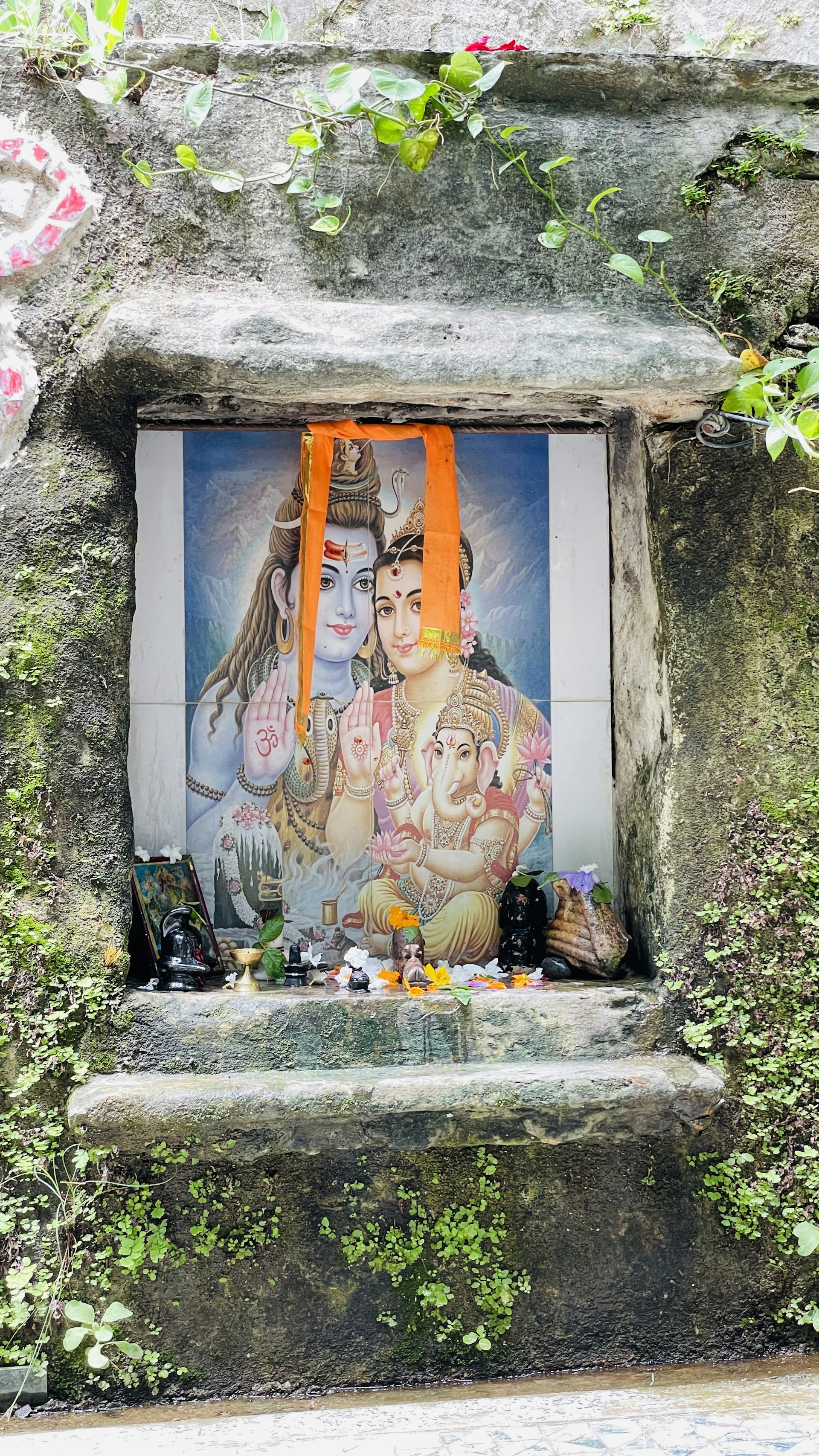 gray computer monitor