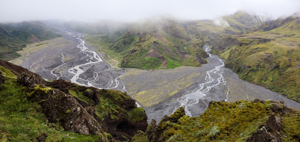 un río que atraviesa un valle